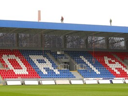 Sedaky celého stadionu jsou v klubových barvách ervené a modré, na protilehlé
