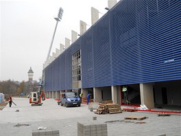Zbývá dokonit lamelové oplátní nových tribun vn stadionu, pístupové cesty