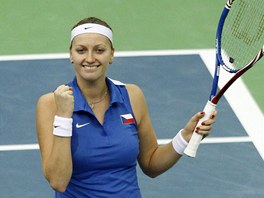 ÚSMV. eská tenistka Petra Kvitová se raduje z prvního bodu. Kirilenkovou...