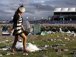 Australská divaka opoutí hippodrom po skonení dostih o Melbournský pohár...