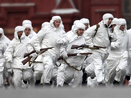 Vojáci v klasických bílých uniformách bí pes moskevské Rudé námstí (7....