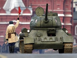 Legendární sovtský tank T-34 nemohl na pehlídce chybt (7. listopadu 2011)