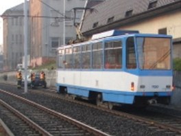 Frekventovaná tramvajová tra spojující velká ostravská sídlit Hrabvka a
