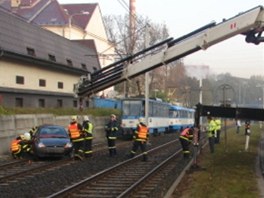 Hydraulické rameno se vysunulo nad vz....