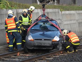 ...hasii pipevnili okolo automobilu popruhy...