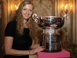 S TROFEJÍ. Petra Kvitová s nejcennjí týmovou trofejí v enském tenise.
