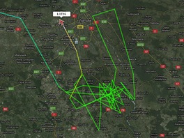 Zznam flightradar24.com, ukazuje jak letoun krouil hodinu a tvrt nad...