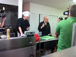 Zdenk Pohlreich se tbem v kuchyni restaurace Cafe Prague v Chicagu 