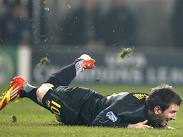 KLÍOVÝ MOMENT. Lionel Messi padá na trávník po faulu Mariána iovského. Tak...