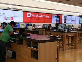 Microsoft Store - masivn devn stoly, devn podlaha, obrovsk obrazovky na