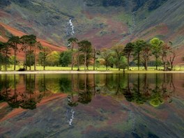 Mení jezero Buttermere se skrývá mezi vysokými horami Skotské vysoiny a...