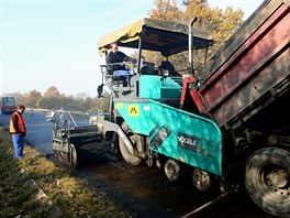 Pi oprav silnice u Zdveic na Zlnsku cesti poprv v esku mimo msto...