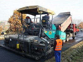 Pi oprav silnice u Zdveic na Zlnsku cesti poprv v esku mimo msto...