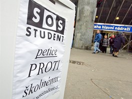 Před Hlavním nádražím v Praze se uskutečnila petiční akce proti školnému. 