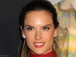 Modelka Alessandra Ambrosio si s úesem na Rodeo Drive Walk of Style Award 2011