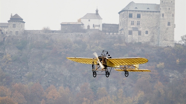 Z letiště pod Kunětickou Horou na Pardubicku vzlétl aviatik Petr Mára stejně, jako kdysi Jan Kašpar.