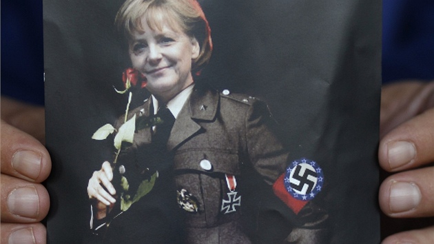 "Od Hitlera k Merkelov". ekov si o vkendu pipomnli svtek odporu proti nacistick okupaci a pi t pleitosti demonstrovali proti nmeckm poadavkm na dal sporn opaten. (28. jna 2011)