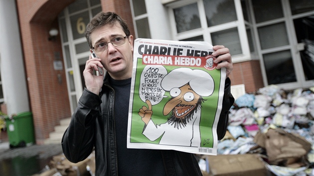 Charb, karikaturista a šéfeditor satirického časopisu Charlie Hebdo, před...