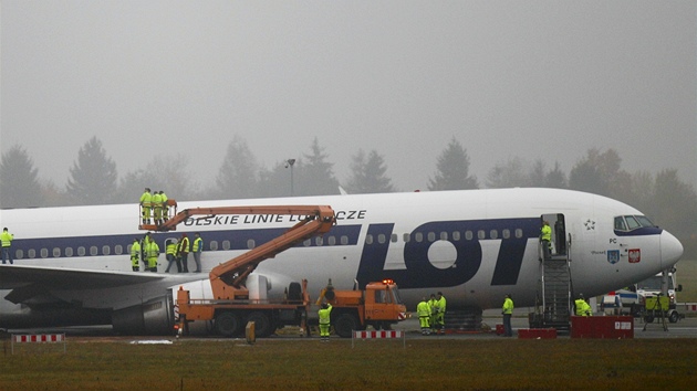 Boeing polských aerolinií LOT, kterému selhal podvozek,  na varavském letiti