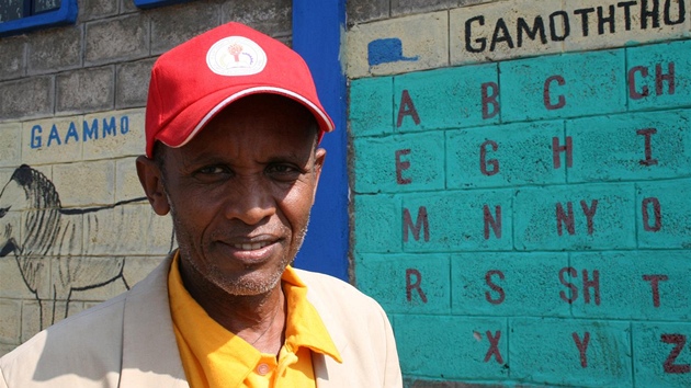 Etiopský úedník Eshetu Gelagay, který má na starosti kolství, ped budovou