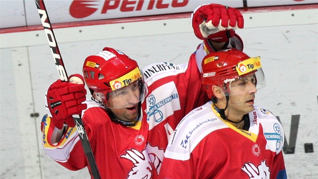 Jan Peterek se raduje ze svého gólu, vpravo je Ladislav Kohn. 