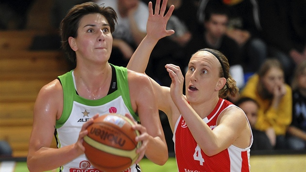 S mí�em Romana Stehlíková z Brna, vpravo ji s hororovým výrazem sleduje Anke De