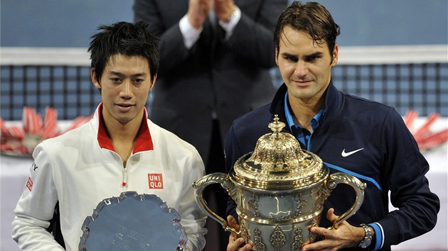 Poraen Kei Nishikori (vlevo) a vtz Roger Federer po finle turnaje v Basileji.