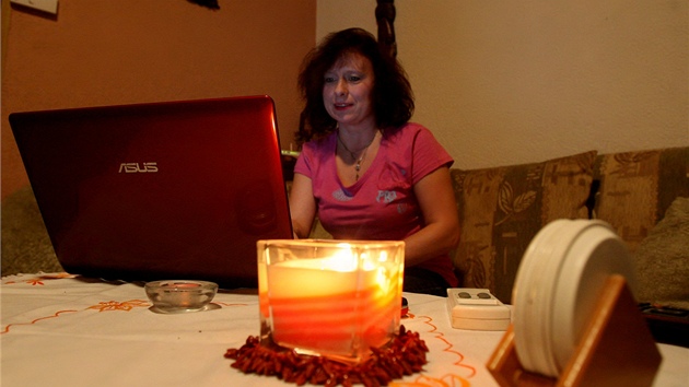 Andrea erváková pátrá po útonících, kteí zbili jejího syna, s pomocí pátel