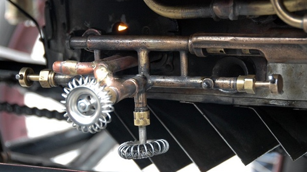 Detail zrenovavovaného Locomobilu.