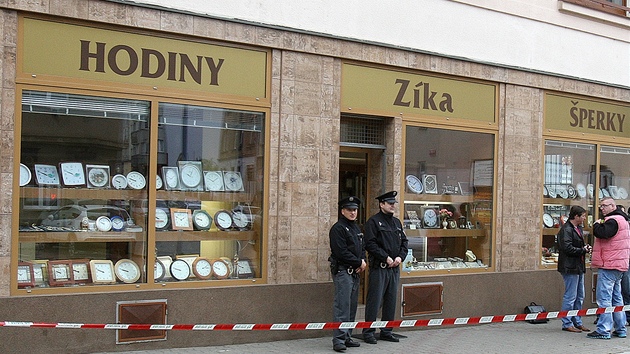 Policist vyetuj loupen pepaden zlatnictv v Plzni na Slovanech, pi kterm utrpl syn zlatnka steln zrann.
