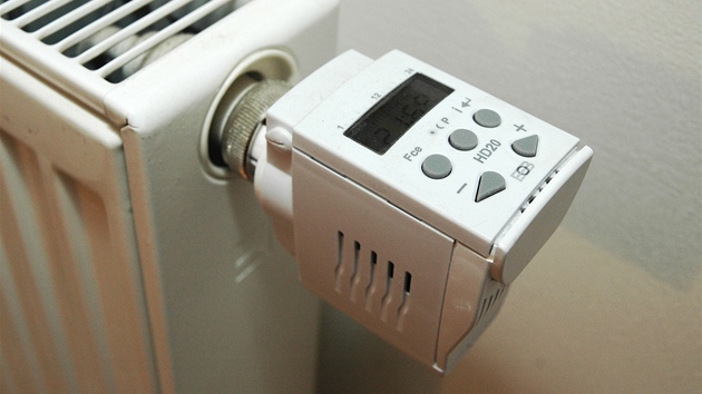 Digitální termostatická hlavice automaticky sníží teplotu v domácnosti, když v bytě nikdo není.