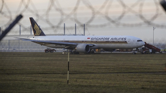 Letadlo spolenosti Singapore Airlines pistálo na mnichovském letiti na tráv.