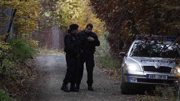 Policie u domu lena Hells Angels v Praze - Ton, kam ji pivolal po problmech exekutor. 