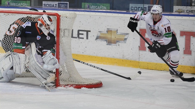 ESKÝ SOUBOJ. Roman ervenka z Omsku dvakrát prostelil brankáe Popradu Tomáe