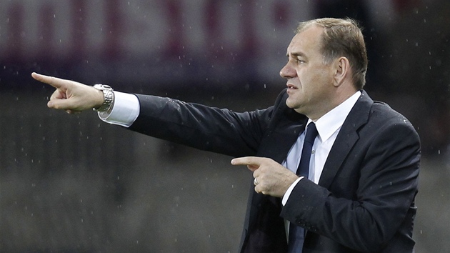 TY B̎ TAM... Kou� Slovanu Bratislava Vladimír Weiss udílí pokyny.