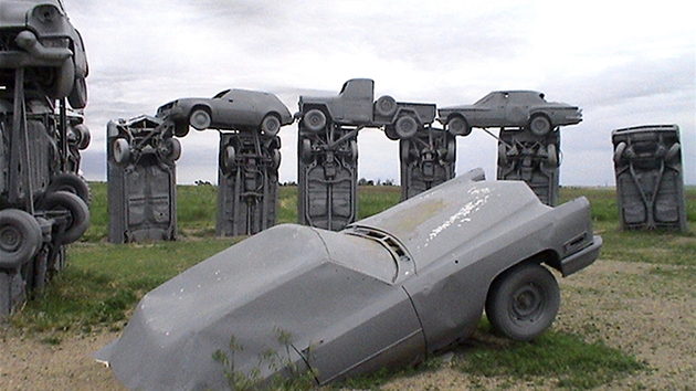 Automobilová atrakce Carhenge v americké Nebrasce