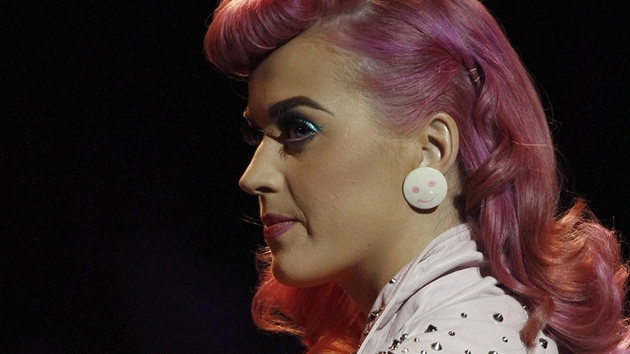MTV 2011 - zpvaka Katy Perry s cenou za nejlep iv vystoupen (Belfast, 6. listopadu 2011)
