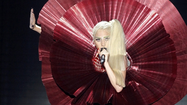 MTV 2011 - Lady Gaga pi vystoupen s psn Marry The Night (Belfast, 6. listopadu 2011)