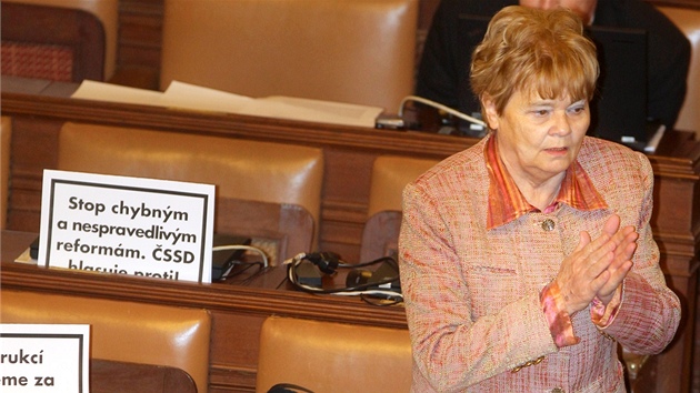 Poslankyn� �SSD Hana Orgoníková na sch�zi Poslanecké sn�movny (2. listopadu