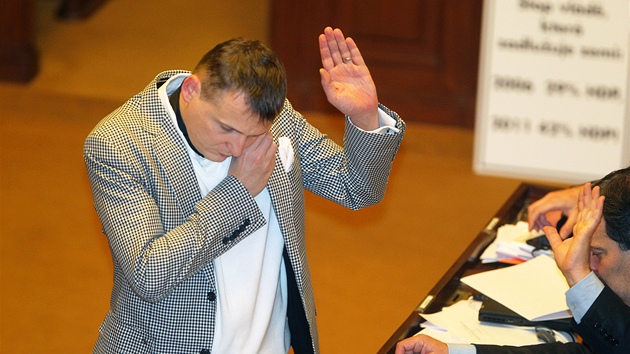 Poslanec VV Vít Bárta hlasuje pi jednání Poslanecké snmovny (2. listopadu