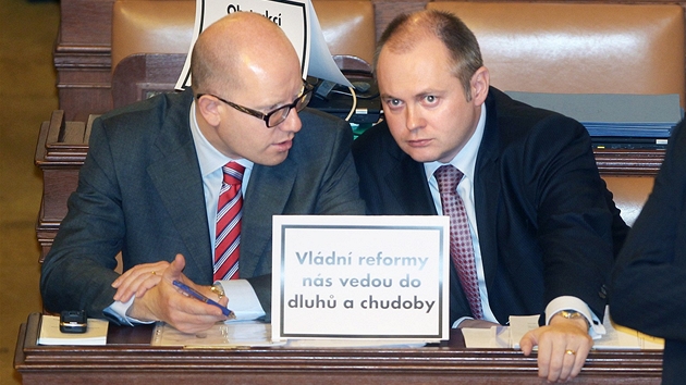 Bohuslav Sobotka a Michal Haek pi jednání Poslanecké snmovny (2. listopadu