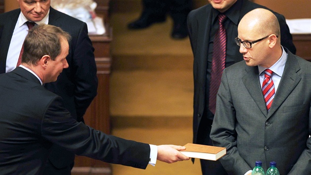 Petr Gazdík (TOP 09) p�edává bibli p�edsedovi �SSD Bohuslavu Sobotkovi b�hem