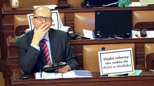 Pedseda SSD Bohuslav Sobotka bhem noního jednání Poslanecké snmovny (3.