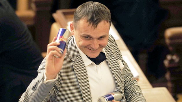 Poslanec Vít Bárta rozdával svým kolegům energetické nápoje během nočního jednání Poslanecké sněmovny (3. listopadu 2011)