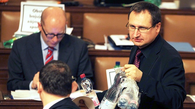 Poslanci během nočního jednání Poslanecké sněmovny (3. listopadu 2011)