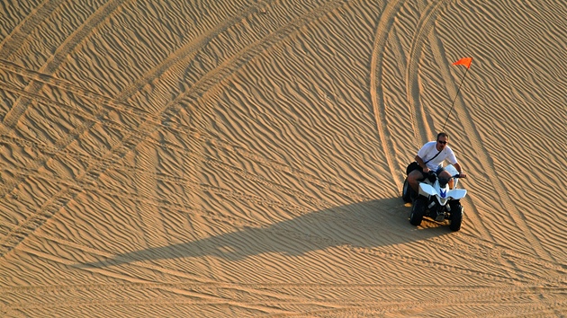 Jízda na tykolkách v písených dunách nedaleko oázy Al Khazna