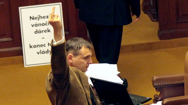 Poslanec VV Vt Brta ve Snmovn hlasoval vztyenm prostednkem. (3. listopadu 2011)