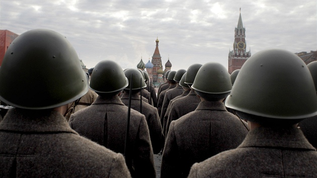 Tisíce ruských voják pochodovaly Rudým námstím v dobových uniformách (7.