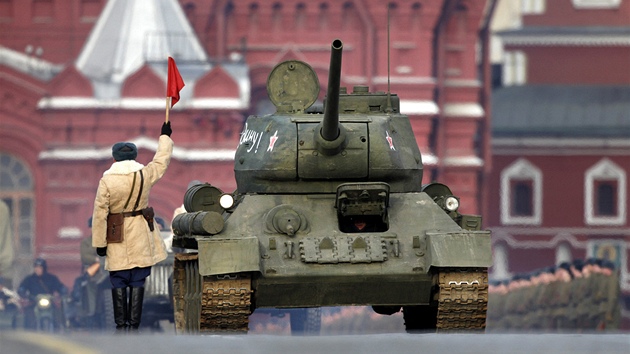 Legendární sovětský tank T-34 nemohl na přehlídce chybět (7. listopadu 2011)