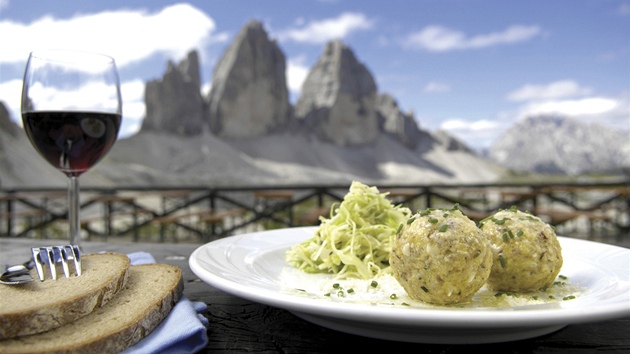 Snad v�echny místní restaurace nabízejí klasický tyrolský knedlík.